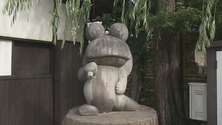 松本市の縄手通りのシンボルはなぜ「カエル」？　通り沿いの女鳥羽川での「カジカガエル」減少がきっかけ　6月21日には「松本かえるまつり」も　「一緒に盛り上げたい」市内のホテルでは月末まで「かえるフェア」｜FNNプライムオンライン