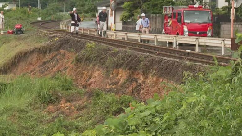 大洲のＪＲ線路盛り土の復旧作業続く　伊予大洲～八幡浜駅などで終日運休　原因は“大雨”【愛媛】｜FNNプライムオンライン