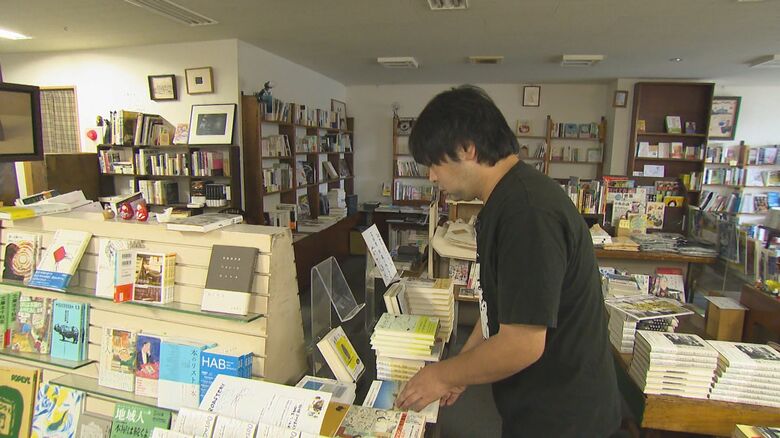 本を並べる佐藤さん