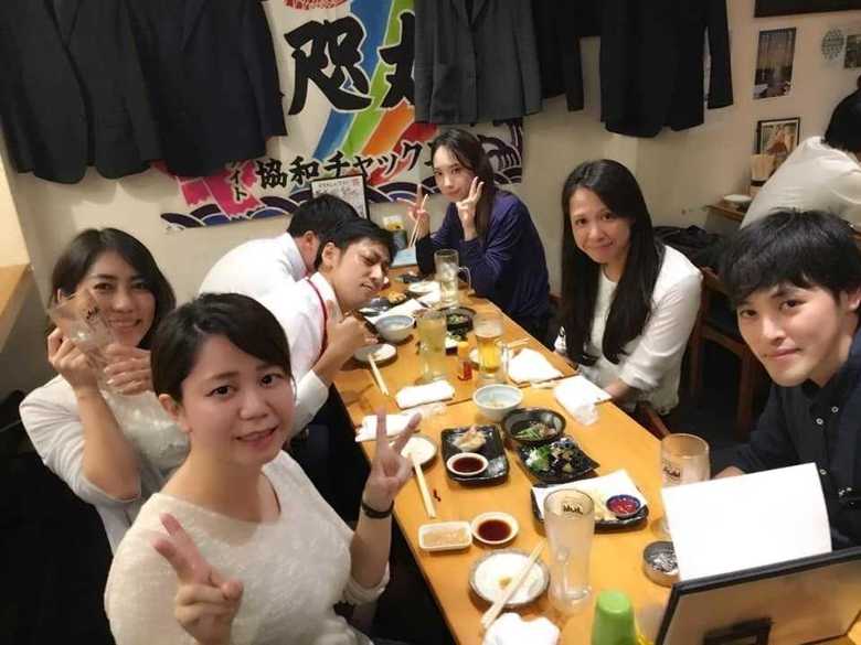 食べ・飲み放題を楽しむアイディーエスの従業員たち(提供:株式会社アイディーエス)
