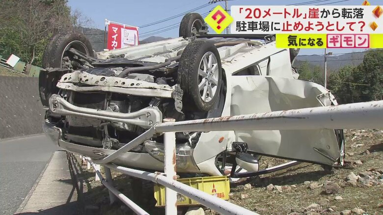 バンパーは外れ、ドアが大きく歪んでいる