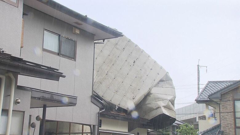 アパートの屋根が吹き飛ぶ
