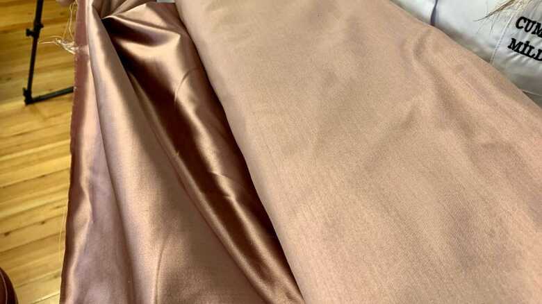 あて布とされるシルクの布 光沢が美しい
