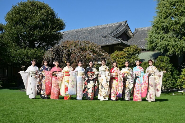 晴れ着協力：「ジョイフル恵利」「振袖ハクビ」