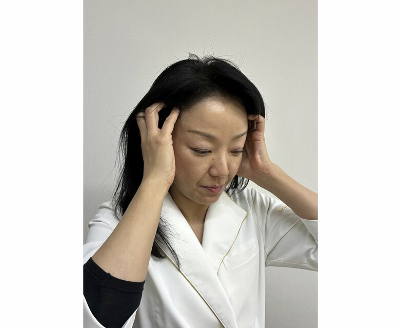 血管が多い側頭部のマッサージは重要（特集班撮影）