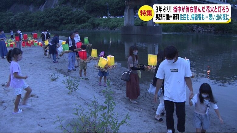 上流から灯ろうを流す