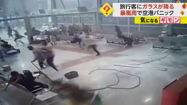 逃げまどう乗客たち（IHA）