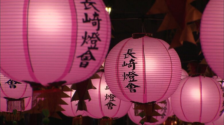 エリアごとに色合いが異なる提灯が灯る