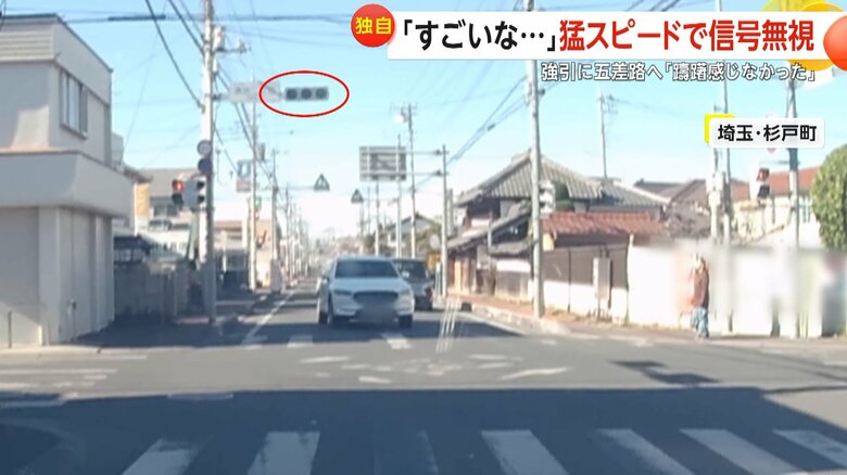 猛スピードで駆け抜ける危険な信号無視の瞬間（23日、埼玉・杉戸町）③