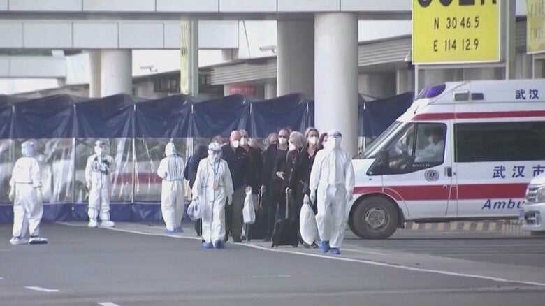 武漢に到着したWHO査察団2021年1月14日撮影（ロイター）