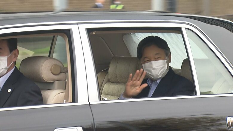 車中から手を振られる天皇陛下（28日）