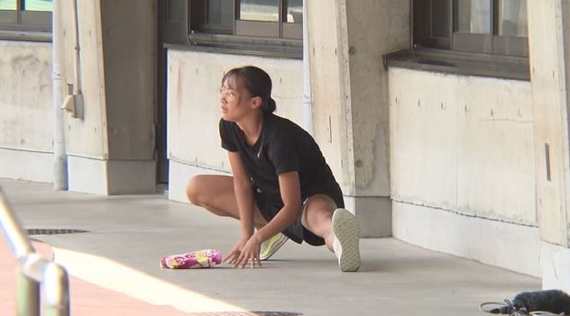 ストレッチをする小針さん