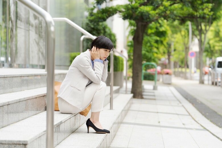 職場に友人が「誰もいない」人の中で「仕事をしっかり取り組んでいる」人も少ない（画像：イメージ）