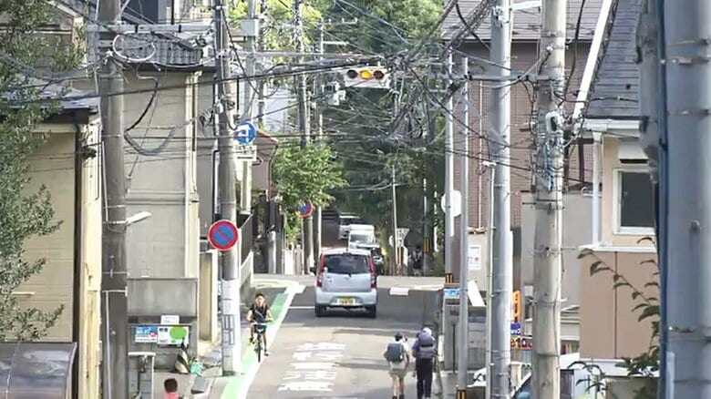 狭い路地の先に見えるのがUFO型信号機