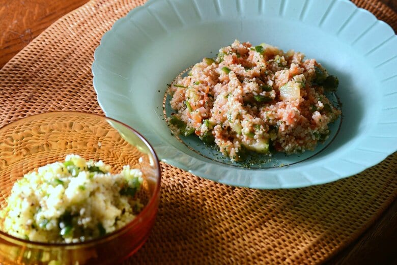 作ってみたクスル。左が塩・コショウ・レモン風味で、右がトマト風味