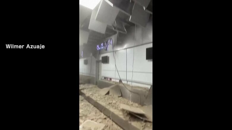 天井が崩落した首都カラカスの国際空港