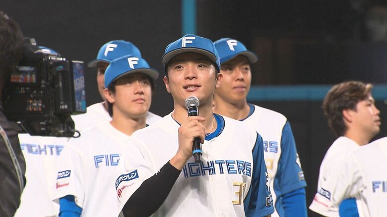 新庄監督から指名を受けファンに挨拶する郡司裕也選手