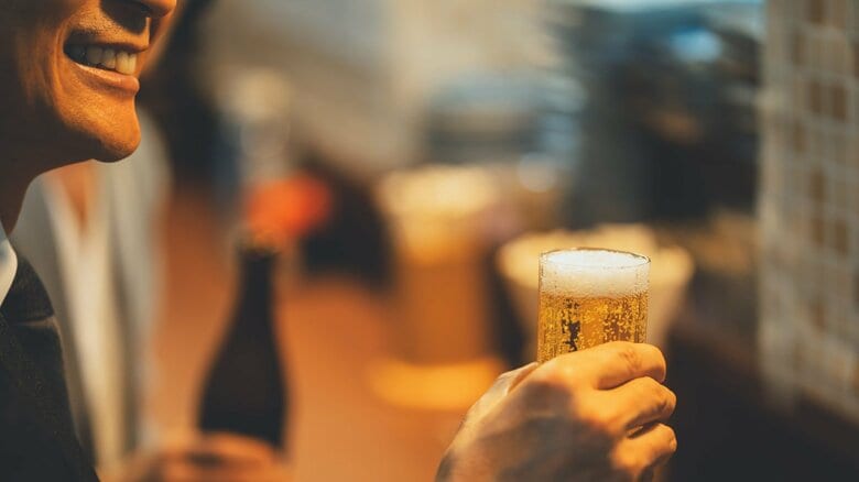 飲食店で談笑する姿もみられる（画像はイメージ）