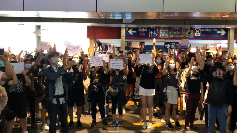 タイ 一夜明けても抗議活動 各駅に若者ら集結