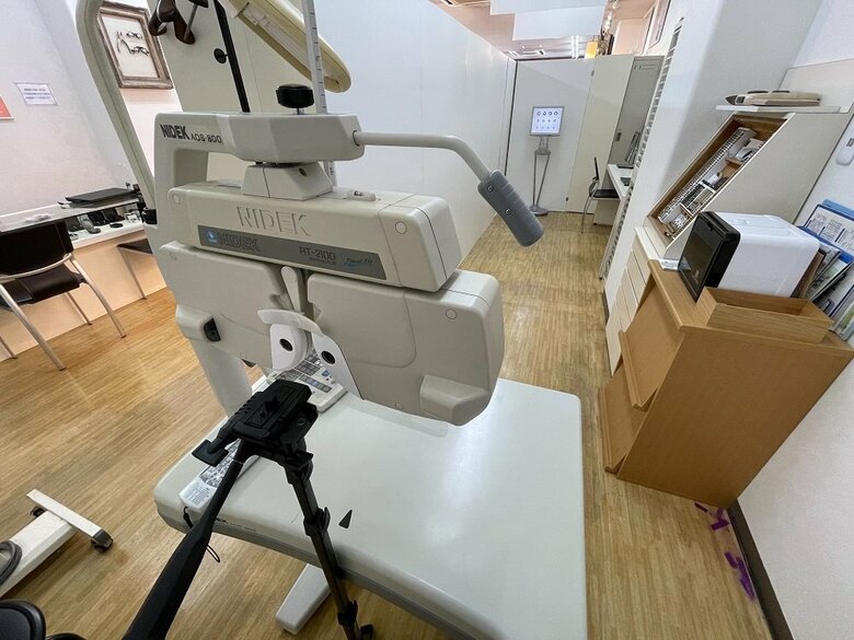 視力測定用の機械フォロプターを使って、5m先の視力検査表を撮影した（提供：坂田頼彦店主）
