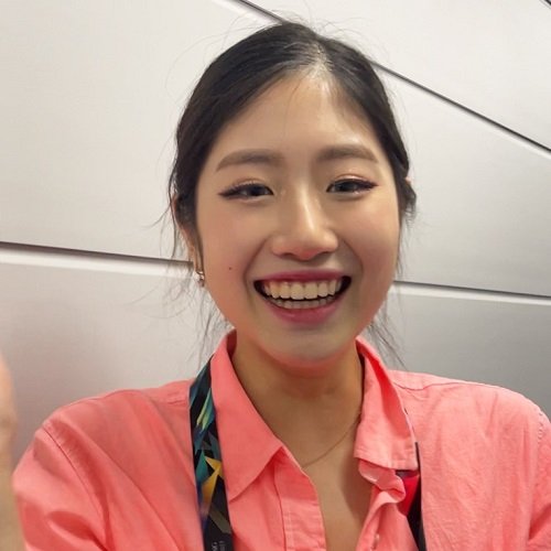 世界選手権のバックステージで笑顔を見せるイ・ヘイン