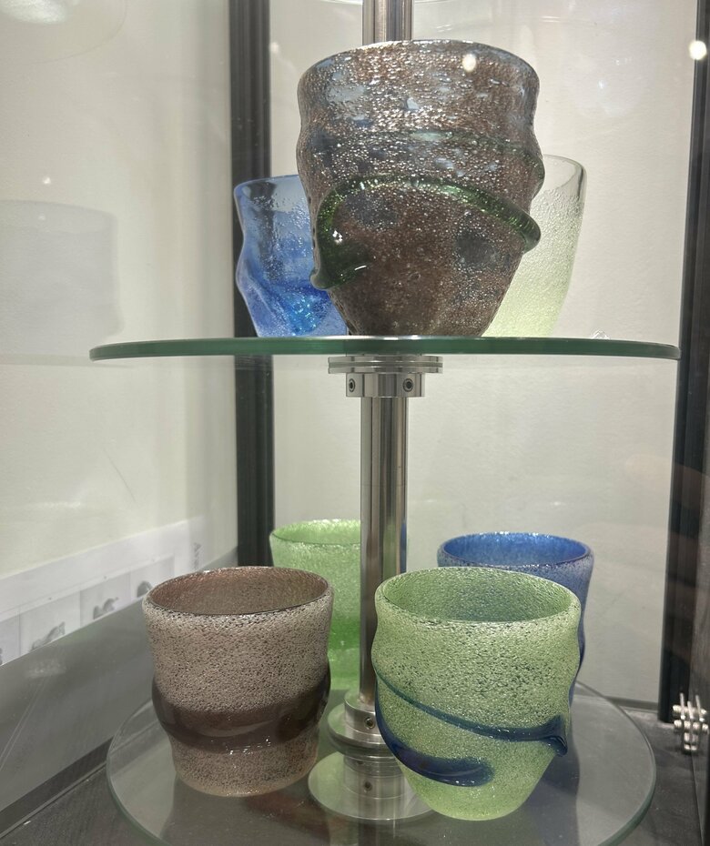 広島の“折り鶴の灰”を釉薬（うわぐすり）に用い沖縄で制作した「祈りのグラス」