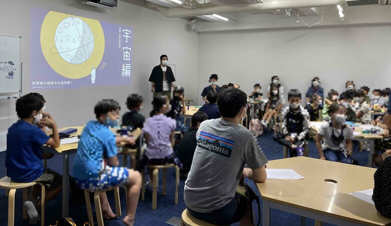 学年がバラバラな小学生たちが、六角形の机を囲む。先生もラフな格好だ