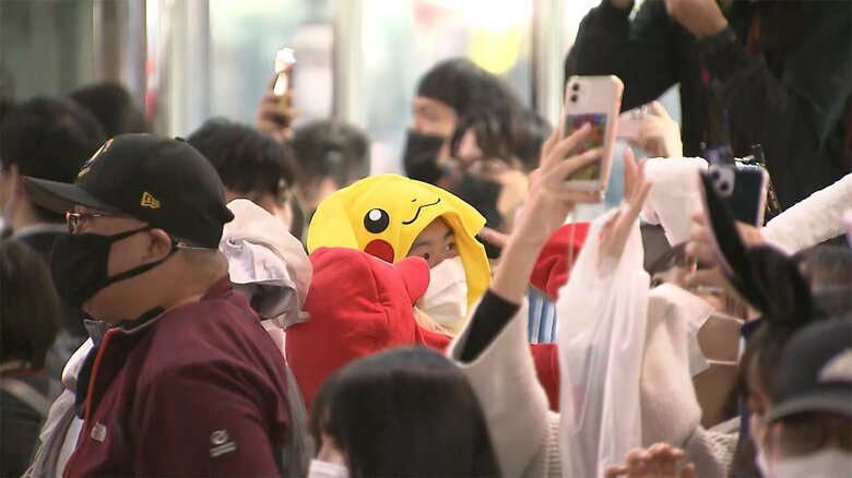 ハロウィーン前日の渋谷は、仮装した若い人たちでにぎわっていた。