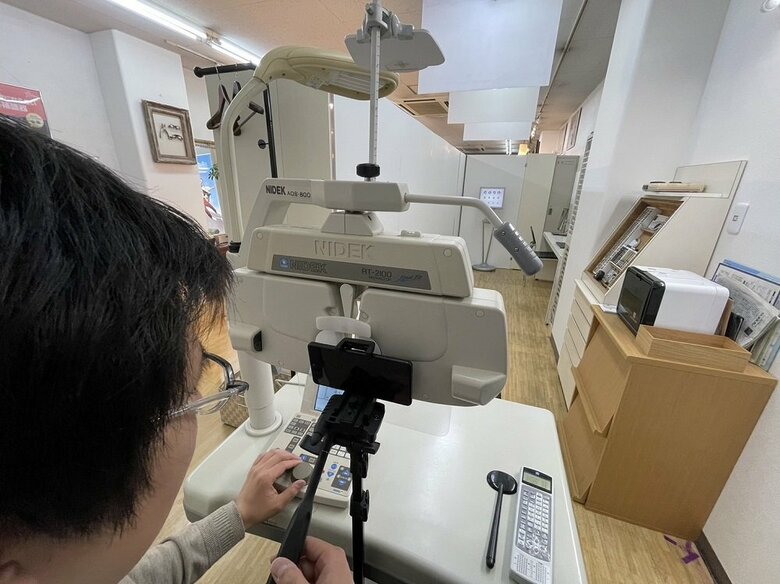 動画撮影の様子（提供：坂田頼彦店主）