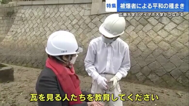 被爆者・小倉桂子さん（左）の話に耳を傾ける嘉陽礼文さん（右）