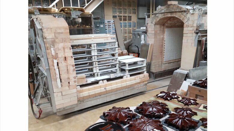 二度目の窯入れ前。紋章は焦げ茶色（画像提供：廣部硬器）