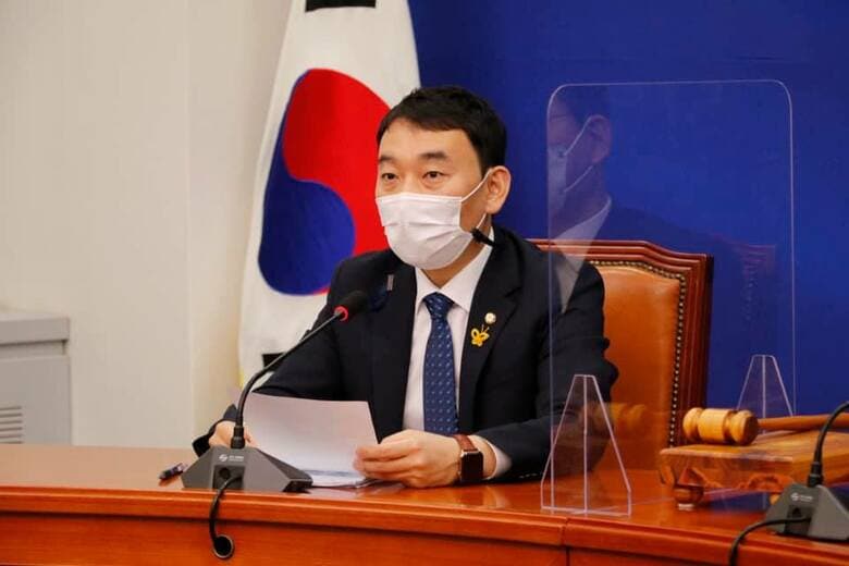 法案を提出したキム・ヨンミン議員について、韓国メディアは文大統領のシンパを指す「ムンパ」の議員だと指摘している。