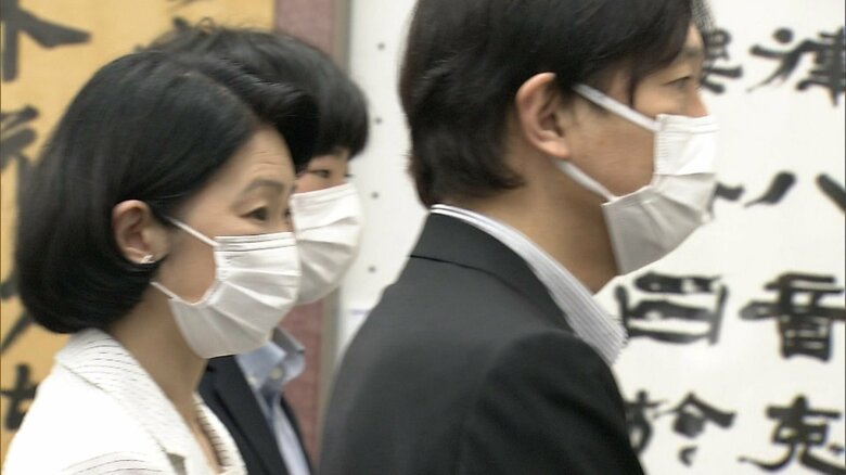 書道部門を鑑賞される秋篠宮ご夫妻と悠仁さま（2日）