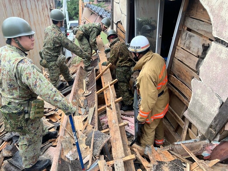 消防との共同作業　提供：防衛省