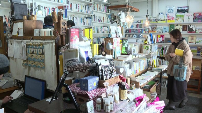 所狭しと本と雑貨が並ぶ