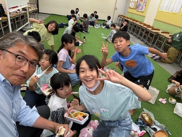 筆者（左）も子どもたちとランチ