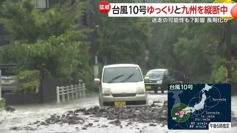 土砂に行く手を遮られ止められた軽自動車