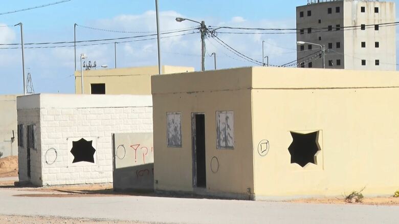 爆発物が仕掛けられる入り口は使わず、壁を壊して侵入