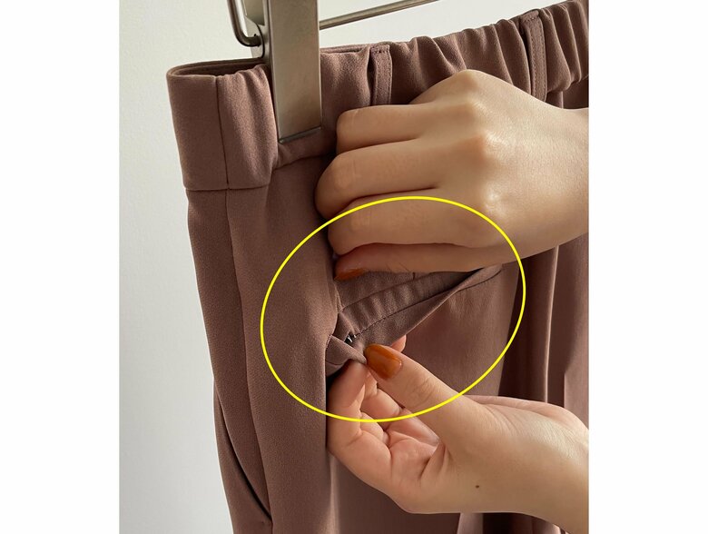 仕付け止め部分（提供：ユナイテッドアローズ「グリーンレーベル リラクシング」）