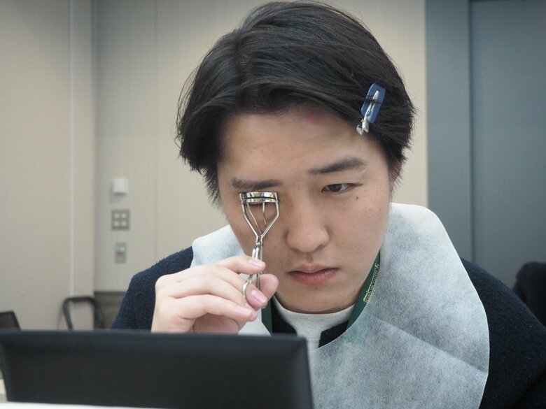 アイラッシュカーラーでまつげを上げる