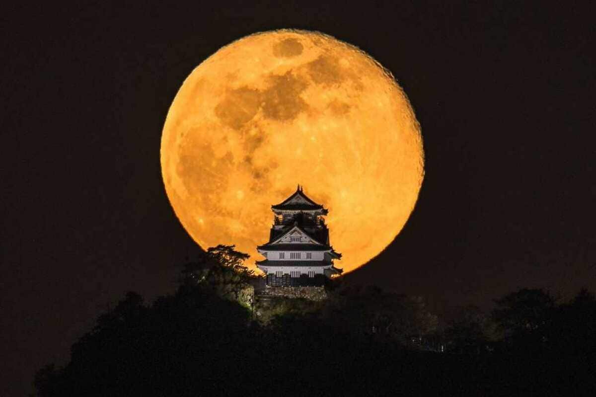 松山城にのぼる月 – 日本百名月
