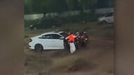 台風9号中国で大洪水　濁流で孤立の女性救助に向かった消防士も流されあわや　交通寸断で1800人移動できず