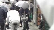 「傘さし運転」は絶対やめて！「傘スタンド」で固定できる傘は「幅30センチまで」違反の恐れ　自転車青切符導入で取り締まり強化か　「自転車は交通弱者ではない」と専門家