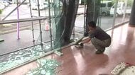 地震から一夜、ガラス撤去など復旧作業　岩手県内各地に残る影響　