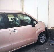 【アクセルとブレーキの踏み間違いか】高齢女性が運転する軽乗用車がドラッグストアの外壁に衝突＿けが人なしも商品散乱＿警察が注意呼びかけ＜北海道岩見沢市＞