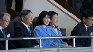 天皇ご一家が東京ドーム貴賓席に着席　WBC観戦　ブルーに色味をそろえた装いで笑顔で会釈