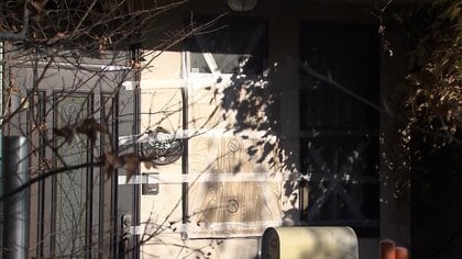 世田谷一家殺害“現場”住宅に何者かが侵入か　玄関脇の窓ガラス割られる…2階まで上がった形跡も