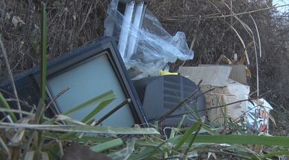 憤り…いつ誰が捨てた？ブラウン管テレビやスピーカーが中央道の側道に　通報受け市が撤去「法律違反、やめてほしい」