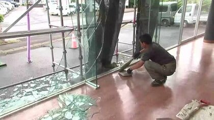地震から一夜、ガラス撤去など復旧作業　岩手県内各地に残る影響　