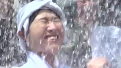 夏の風物詩・お清めの湯で全身ずぶ濡れ　源泉への感謝と温泉街の繁栄願う開湯祭　山形・大蔵村肘折温泉